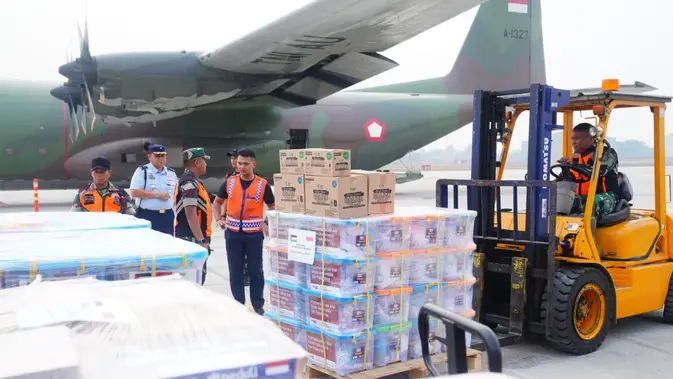 TNI mengerahkan dua pesawat Hercules C-130 dan 44 prajurit untuk mengirim bantuan dari Indonesia kepada warga Palestina korban perang Hamas-Israel. (Foto: Puspen TNI)