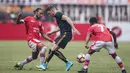 Gelandang Persija, Rohit Chand, berebut bola dengan gelandang Borneo FC, Shane Smeltz, pada laga Liga 1 di Stadion Patriot Bekasi, Jawa Barat, Minggu (16/7/2017). Persija menang 1-0 atas Borneo FC. (Bola.com/Vitalis Yogi Trisna)