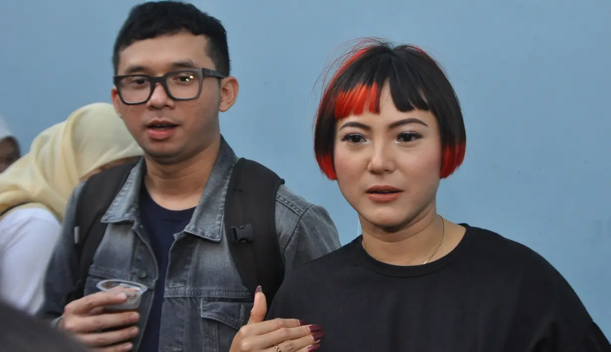 Belum lama ini, keduanya juga telah melakukan foto prewedding di halte Transjakarta. Demi keseriusannya dalam menjalin asamara, empat bulan setelah pacaran keduanya akan segera menikah. (Nurwahyunan/Bintang.com)