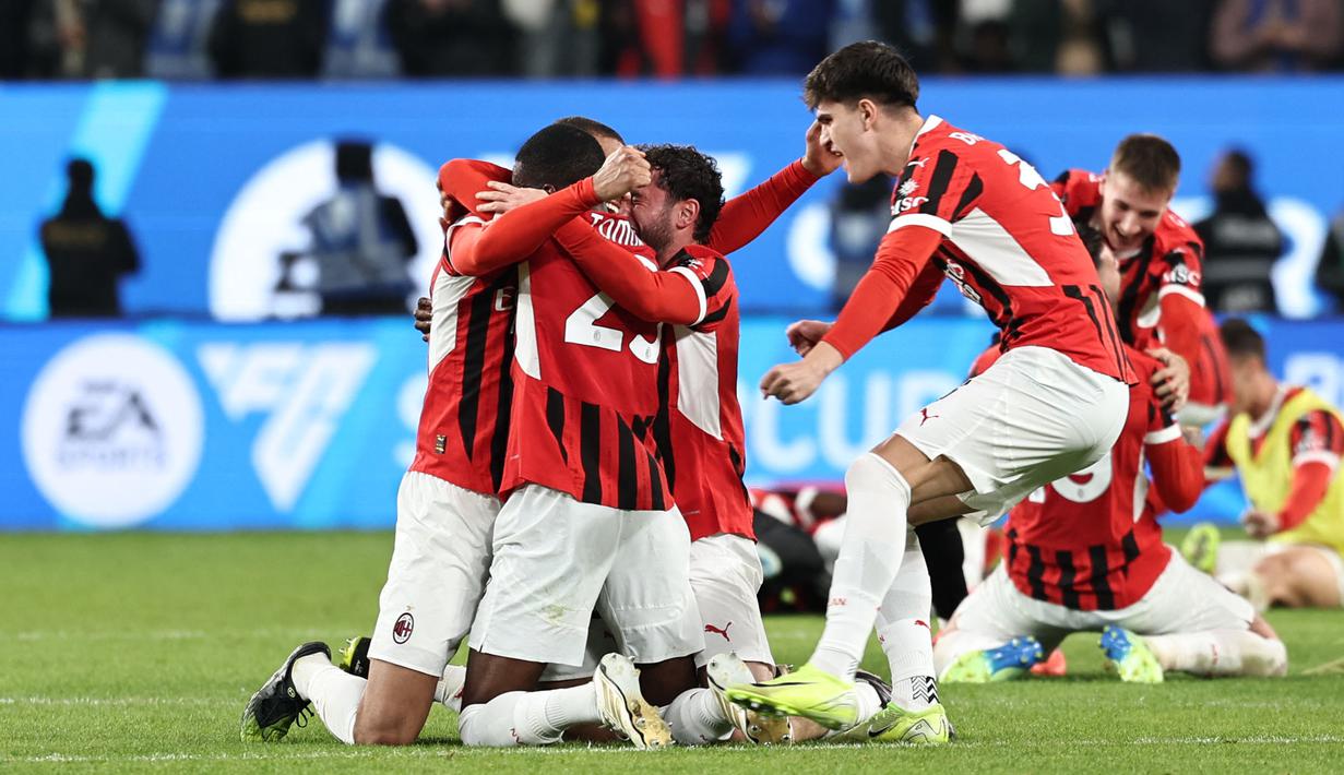 Sejumlah pemain AC Milan merayakan kemenangan atas Inter Milan pada laga final Piala Super Italia 2024/2025 yang berlangsung di Al-Awwal Park, Riyadh, Arab Saudi, Senin (06/01/2025) waktu setempat. (AFP/Fayez Nureldine)