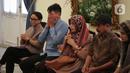 Menlu Retno Marsudi menyerahkan Muhammad Farhan, WNI yang disandera kelompok Abu Sayyaf ke keluarga di Kemenlu, Jakarta, Kamis (23/1/2020). Farhan adalah satu dari tiga sandera, yang dua diantaranya termasuk bapak dari saudara Farhan sudah dapat dibebaskan lebih dahulu. (Liputan6.com/Faizal Fanani)