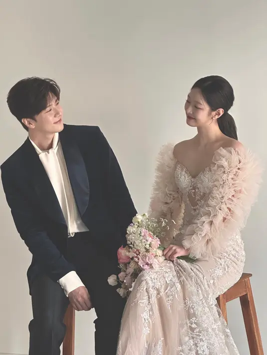 <p>Mimi tampak anggun dengan busana pengantinnya. Dia juga menatap calon suaminya dengan pandangan penuh kasih sayang. (Foto: Instagram/ hiptriever)</p>