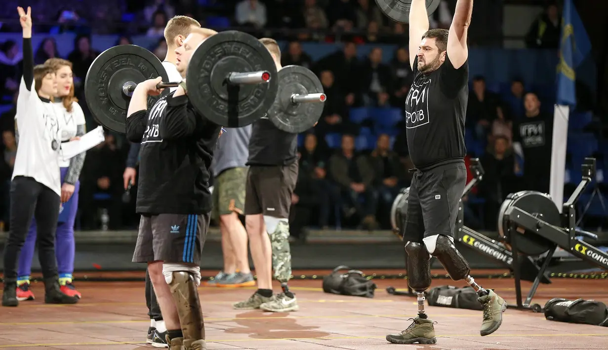 Sebanyak 50 veteran difabel ambil bagian untuk berjuang menjadi yang terbaik pada ajang lomba fitnes jenis crossfit ini. (EPA/Sergey Dolzhenko)