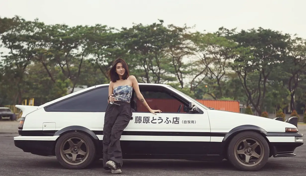 Menjadi juara 1 dalam ajang Indonesia Drift Series yang digelar pada 27 Mei 2023 kemarin, Rachel Florencia ternyata menjalani latihan selama beberapa bulan. Wanita kelahiran tahun 2000 ini dimentori oleh para drifter yang populer di kalangan anak muda seperti Akbar Rais. (Liputan6.com/IG/@rchelcia)