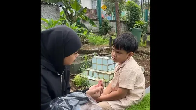 Momen Gala Sky Ziarah ke Makam Orang Tua