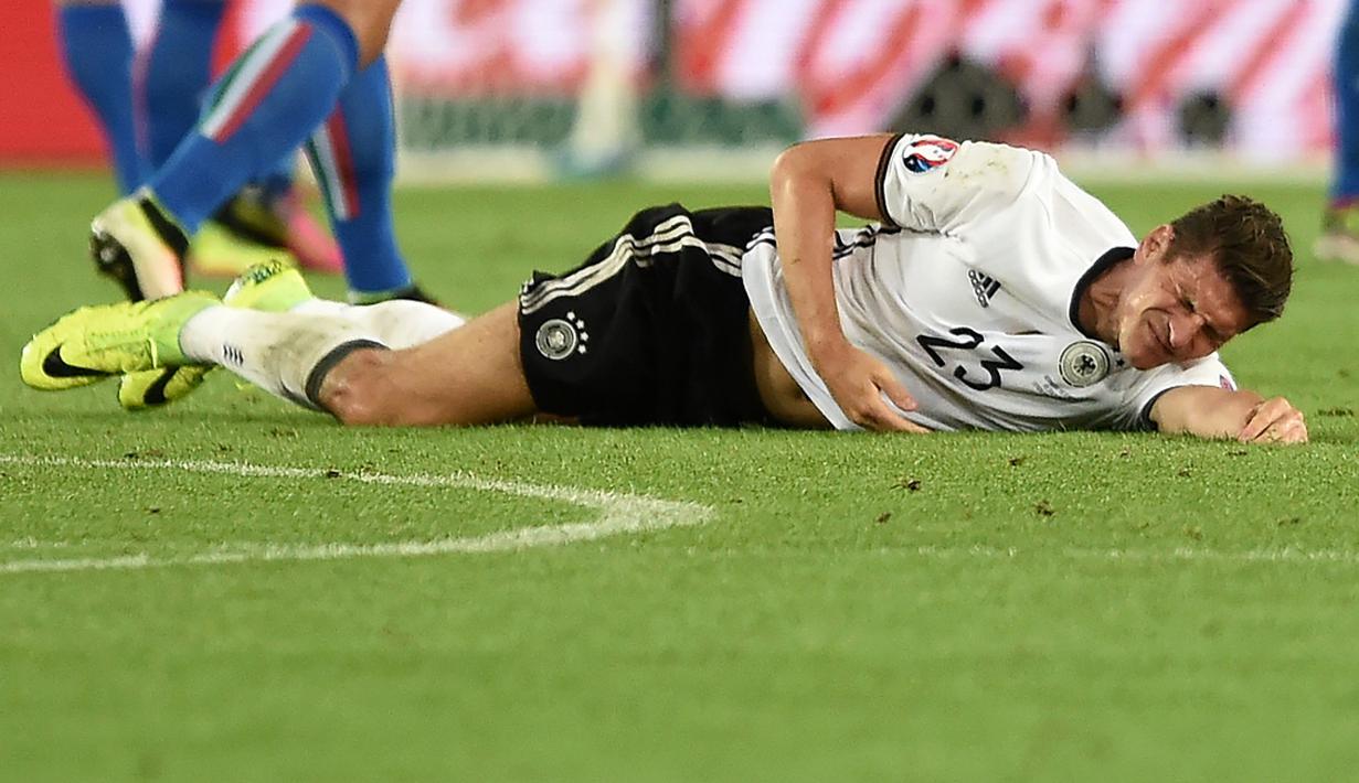 Jerman juga akan kehilangan Mario Gomez yang mengalami cedera hamstring saat melawan Prancis di semifinal nanti. Gomez dipastikan akan absen hingga Piala Eropa 2016 berakhir. (AFP/Nicolas Tucat)