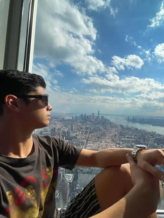 <p>Al Ghazali menatap kemegahan kota New York dari Empire State Building. (Foto: Instagram/ alghazali7)</p>