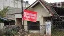 Sebuah protes warga terhadap pembangunan flyover terpasang di pinngir jalan kawasan Tanjung Barat, Jakarta, Rabu (15/7/2020). Dalam poster protes tersebut, warga menuntut agar pembayaran pelunasan pembebasan lahan segera diselesaikan secara serentak. (Liputan6.com/Immanuel Antonius)