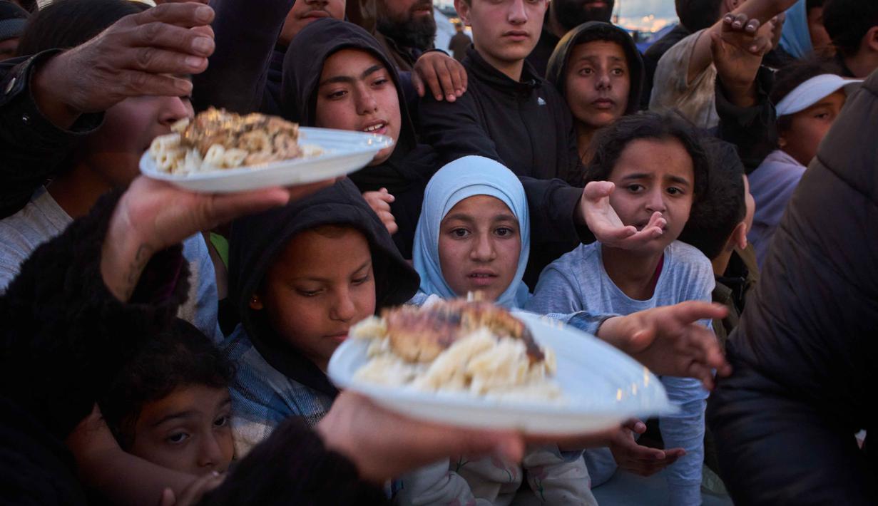 Para pengungsi menunggu untuk menerima makanan sumbangan di samping tenda-tenda yang mereka gunakan sebagai tempat berlindung setelah melarikan diri dari serangan udara Israel di Lebanon selatan, Beirut, Lebanon, Senin 6 April 2026. Dukungan Hizbullah terhadap Iran membuat serangan Israel ke Lebanon semakin menjadi. (AP Photo/Emilio Morenatti)
