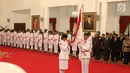 Perwakilan Pasukan Pengibar Bendera Pusaka (Paskibraka) I Dewa Agung Ayu Alamanda Diastara mencium sang saka Merah Putih saat pengukuhan di Istana Negara, Jakarta, Kamis (15/8/2019). Sebanyak 68 anggota Paskibraka tersebut akan bertugas pada upacara HUT ke-74 RI. (Liputan6.com/Angga Yuniar)