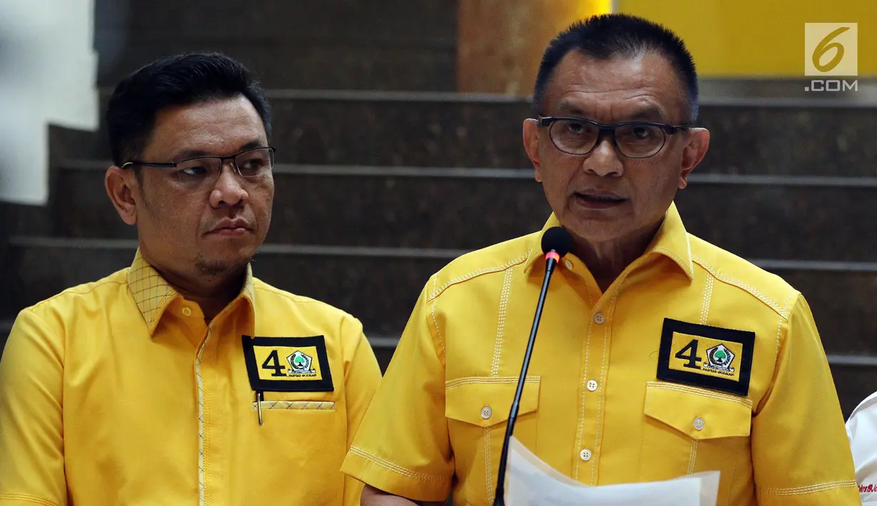 Sekjen Partai Golkar Lodewijk Friedrich Paulus memberikan keterangan pers terkait Kader Partai Golkar yang mendeklarasikan dukungan Partai Golkar kepada Pencapresan Prabowo-Sandiaga Uno, Jakarta, Rabu (3/10). (Liputan6.com/Johan Tallo)