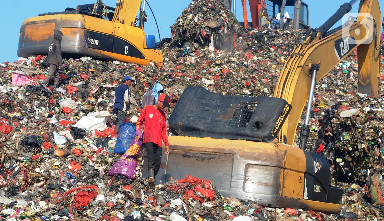 Pemulung mencari sampah yang dapat didaur ulang pada gunungan sampah di Tempat Pembuangan Akhir (TPA) Cipayung, Depok, Jawa Barat, Selasa (24/5/2022). TPA Cipayung hanya dapat menampung sampah sebanyak 1,3 juta meter kubik, tapi saat ini menampung hingga 2,5 juta meter kubik. (merdeka.com/Arie Basuki)