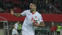 Striker Serbia, Aleksandar Mitrovic, merayakan gol yang dicetaknya ke gawang Austria pada laga kualifikasi Piala Dunia 2018 di Stadion Ernst Happe, Wina, Jumat (6/10/2017). Austria menang 3-2 atas Serbia. (Bola.com/Reza Khomaini)