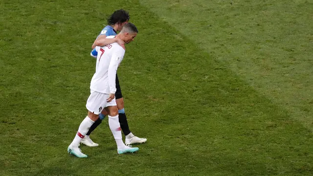 Momen Ronaldo Memapah Cavani yang Cedera