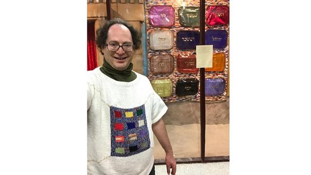 Bikin Takjub, Pria Ini Buat Sweater Persis Seperti Tempat yang Dikunjunginya