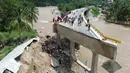 Selang beberapa waktu, Badai John mereda kemudian terbentuk kembali di lepas pantai, memicu guyuran hujan deras dan banjir. (Francisco ROBLES/AFP)