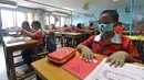 Para siswa yang memakai masker terlihat pada jam istirahat di sebuah sekolah di Bangkok, Thailand (1/7/2020). Sekolah-sekolah di Thailand telah dibuka kembali pada Rabu (1/7). (Xinhua/Rachen Sageamsak)
