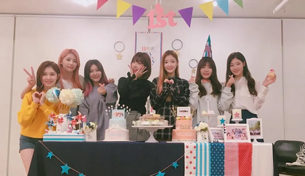 Banyak unggahan foto yang menggambarkan kebahagiaan mereka. Senyum sumringah terlukis di wajah mereka yang merayakan 400 hari girl band DIA sejak terbentuk. (Instagram/mbk.dia)