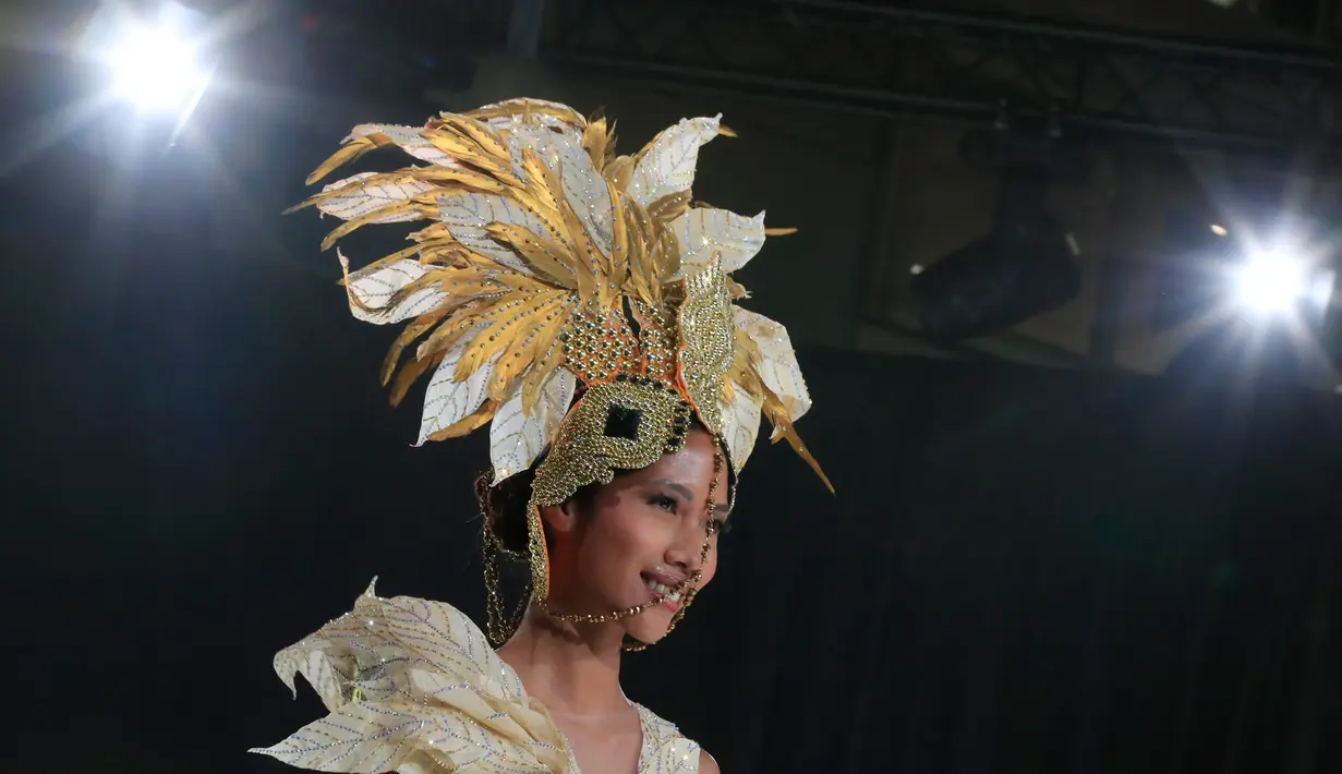 Seorang model memperagakan busana berbahan dasar cokelat saat peragaan busana sebagai bagian dari  Chocolate Fair di Paris, Selasa (29/10/2019). Acara Chocolate Fair tersebut diadakan mulai 29 Oktober dan berlangsung hingga 3 November mendatang. (AP Photo/Michel Euler)