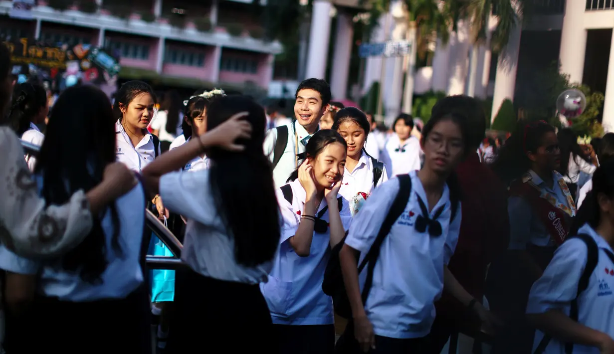 Seorang guru tunanetra, Damkerng Mungthanya berjalan bersama para siswanya di sekolah Satri Si Suriyothai di Bangkok, 15 Februari 2019. Damkerng merupakan guru Bahasa Inggris di Sekolah Menengah.  (REUTERS/Athit Perawongmetha)