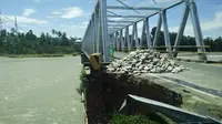  Jembatan Sabbang yang nyaris ambrol akibat debit air Sungai Rongkong, Luwu Utara, Sulawesi Selatan, yang ekstrem. (Liputan6.com/Ahmad Yusran)