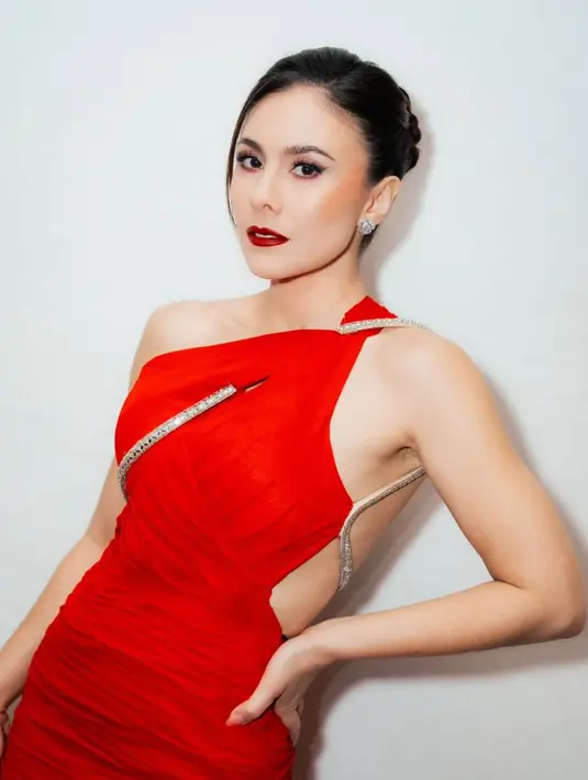 Wajah Wulan pun dipoles dengan blush on coral pada bagian tulang pipi serta lipstik matte merah bold. Riasan matanya pun di aplikasikan eye shadow merah begitupun pada bagian bawah matanya.  [@wulanguritno]
