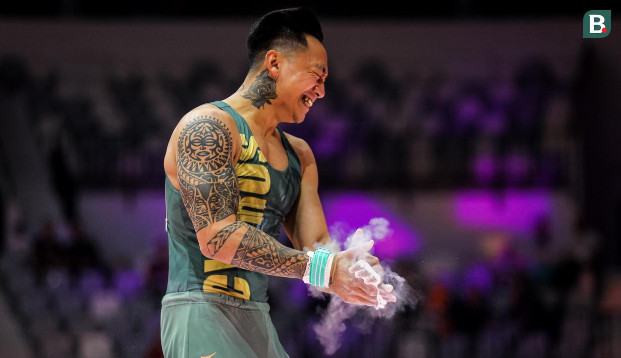 Pesenam Siprus, Marios Georgiou melakukan selebrasi setelah menyelesaikan nomor palang tunggal saat babak kualifikasi Kejuaraan Dunia Gimnastik 2025 di Indonesia Arena, Senayan, Jakarta, Minggu (19/10/2025). (Bola.com/Bagaskara Lazuardi)
