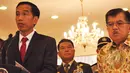 Presiden Jokowi (kiri) didampingi Wapres Jusuf Kalla (kanan) memberikan keterangan pers di Bandara Halim Perdanakusuma, Jakarta, Minggu (22/3/2015). Presiden melakukan kunjungan kenegaraan ke Jepang dan Tiongkok. (Liputan6.com/Faizal Fanani)