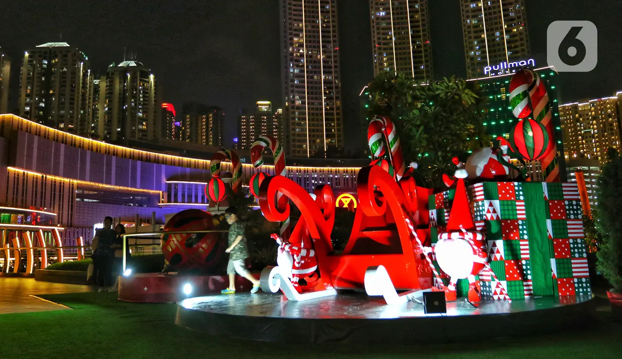Dekorasi Natal menghiasi mal Central Park, Jakarta, Rabu (11/12/2019). Sejumlah pusat perbelanjaan di Jakarta mulai memasang dekorasi Natal untuk menarik minat pengunjung agar datang dan berbelanja. (Liputan6.com/Johan Tallo)