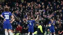 Gelandang Chelsea, Cesc Fabregas, menyapa suporter usai melawan Nottingham Forest pada laga Piala FA di Stadion Stamford Bridge, Sabtu (5/1/). Laga yang dimenangi The Blues dengan skor 2-0 merupakan yang terakhir bagi Fabregas. (AP/Adrian Dennis)