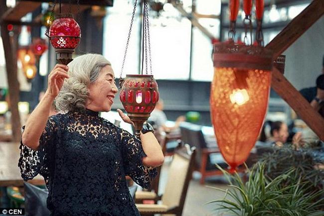 Nenek Lin dengan balutan baju warna hitam yang anggun dan elegan | Photo: Copyright dailymail.co.uk