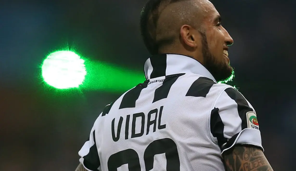 Pahlawan kemenangan Juventus, Arturo Vidal merayakan gelar Scudetto. (AFP PHOTO / MARCO BERTORELLO)