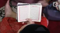 Seorang santri mengaji menggunakan Alquran di pondok pesantren kawasan Tangerang, Senin, (26/4/2021). Bulan Ramdhan banyak dimanfaatkan para santri tersebut untuk mematangkan hafalan Alquran hingga khatam. (Liputan6.com/Angga Yuniar)