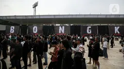 Ribuan pengunjung yang datang kompak mengenakan pakaian hitam dan mulai memenuhi lokasi acara. (Liputan6.com/Faizal Fanani)