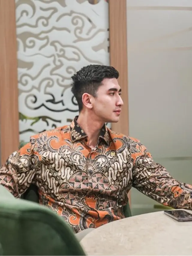 6 Gaya Verrell Bramasta Pakai Batik saat Rapat DPR RI, Tampil Modern dan Memukau