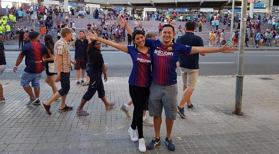 Titi Rajo Bintang dan suami nonton bola di Barcelona [foto: instagram]