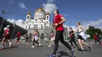Para pelari berkompetisi dalam Moscow Half Marathon di Moskow, Rusia (2/8/2020). Lebih dari 9.500 pelari mengikuti Moscow Half Marathon dengan menerapkan protokol kesehatan saat pandemi Covid-19. (Xinhua/Alexander Zemlianichenko Jr)