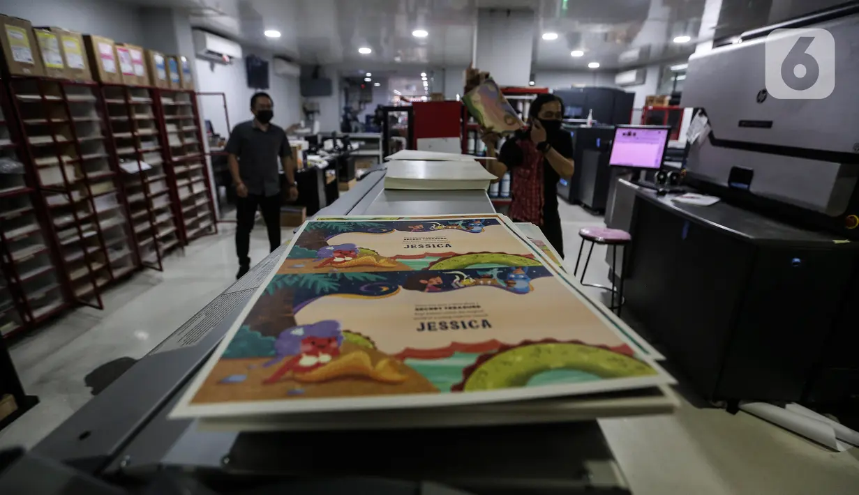 Cetakan digital printing PT Bintang Sempurna di kawasan Benhil, Jakarta Pusat, Rabu (24/2/2021). Usaha Digital Printing ini tetap bertahan sepanjang pandemi covid 19 yang hampir 1 Tahun di Indonesia.  (Liputan6.com/JohanTallo)