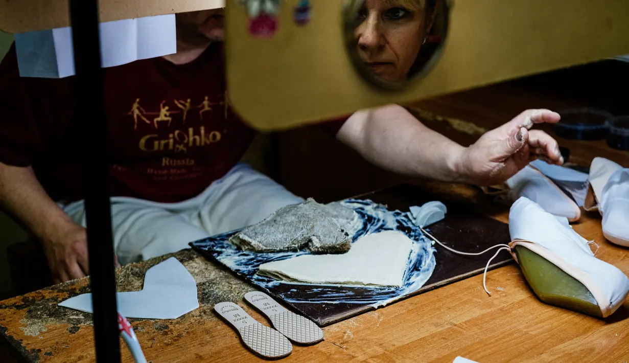 Pekerja menyelesaikan pembuatan sepatu pointe di bengkel perusahaan Grishko, Moskow, Rusia, 25 Februari 2020. Grishko telah berjalan selama lebih dari 30 tahun dalam memproduksi sepatu balet. (Dimitar DILKOFF/AFP)