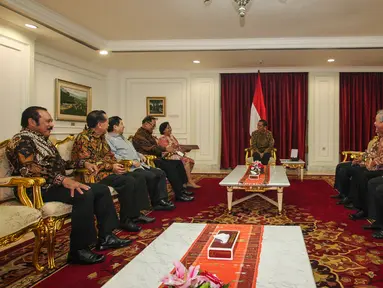 Presiden Joko Widodo (tengah) bertemu anggota Dewan Pertimbangan Presiden (Wantimpres) di Kantor Presiden Kompleks Istana Kepresidenan Jakarta, Rabu (1/4/2015). (Liputan6.com/Faizal Fanani)