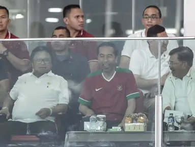 Presiden Joko Widodo didampingi Wapres Jusuf Kalla, Ketua DPD Oesman Sapta saat menyaksikan pertandingan persahabatan Indonesia - Islandia di Stadion GBK, Jakarta, Minggu (14/1). (Liputan6.com/Faizal Fanani)