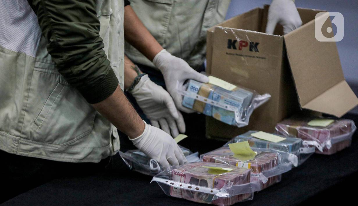 Petugas Komisi Pemberantasan Korupsi (KPK) menunjukkan sejumlah uang hasil Operasi Tangkap Tangan (OTT) Bupati Labuhanbatu Erik Adtrada Ritonga di di Gedung Merah Putih, Jakarta, Jumat (12/1/2024). (Liputan6.com/Faizal Fanani)
