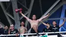 Momen ini menjadi harapan dan contoh bagi para suporter di Indonesia agar menciptakan suasana damai di sepak bola Indonesia. (Bola.com/M Iqbal Ichsan)