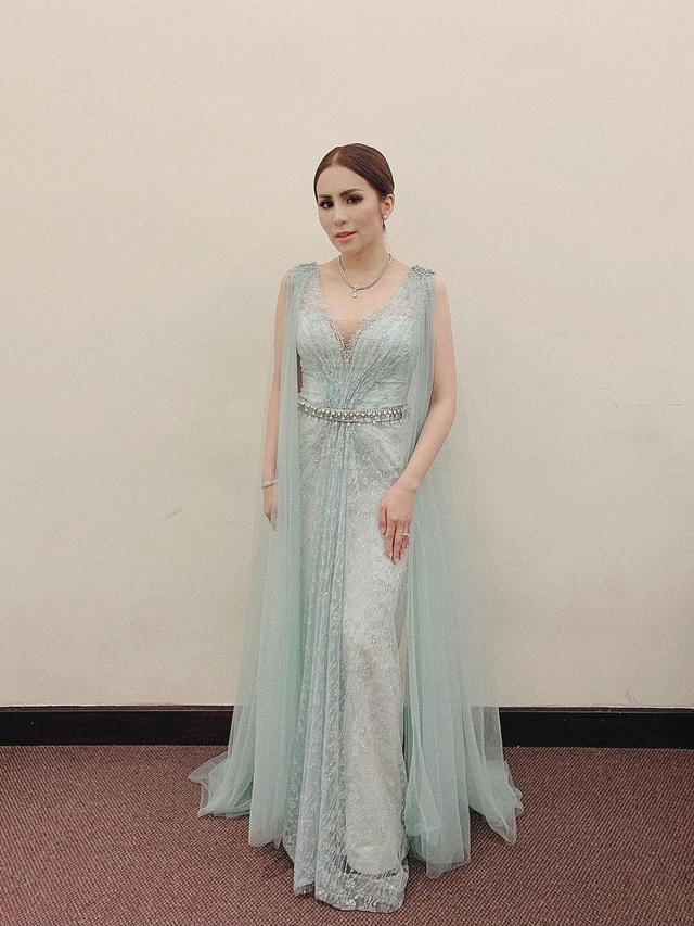 7 Potret Momo Geisha dalam Balutan Gaun Glamor, Curi Perhatian