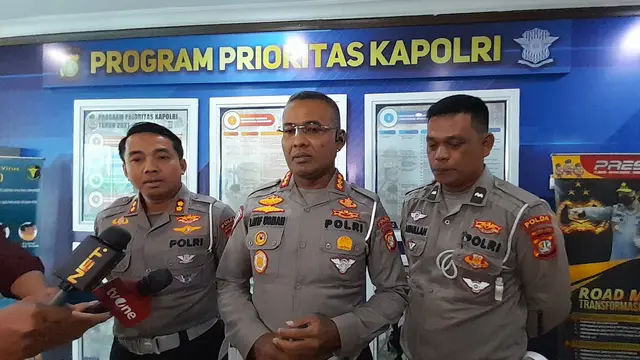 Direktur Lalu Lintas Polda Metro Jaya Kombes Pol Latif Usman (tengah). Dia angkat bicara soal anggota lalu lintas yang bertindak arogan terhadap pengendara motor.