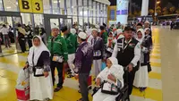 Jemaah haji Indonesia yang tergabung dalam Kloter SUB 01 menjadi yang pertama dipulangkan ke Tanah Air, Sabtu (21/6/2024). Mereka diterbangkan melalui Bandara King Abdul Azis, Jeddah. (Foto: Humas Kemenag)