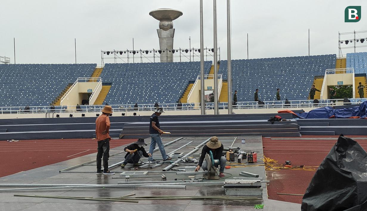 <p>Opening Ceremony SEA Games 2021 Vietnam tinggal tiga hari lagi. Ya, 12 Mei 2022 nanti Pesta Olahraga negara-negara Asia Tenggara tersebut resmi dibuka. Stadion Nasional My Dinh sebagai venue pembukaan dan Vietnam National Convention Center di Hanoi pun terus bersolek. (Bola.com/Muhammad Adiyaksa)</p>