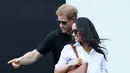 Keduanya pun sudah tak segan lagi memamerkan kemesraannya di hadapan publik. Dengan mengenakan pakaian bergaya kasual, Harry dan Meghan tak ragu untuk selalu mesra dan sesekali bergandengan tangan. (AFP/Chris Jackson)