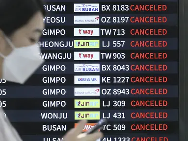 Papan elektronik menunjukkan penerbangan yang dibatalkan saat Topan Hinnamnor menuju Semenanjung Korea di Bandara Internasional Jeju di Pulau Jeju, Korea Selatan, Senin (5/9/2022). Ratusan penerbangan dihentikan dan lebih dari 200 orang dievakuasi di Korea Selatan pada Senin saat Topan Hinnamnor mendekati wilayah selatan negara itu yang merupakan badai terkuat dalam beberapa dekade. (Byun Ji-chul/Yonhap via AP)