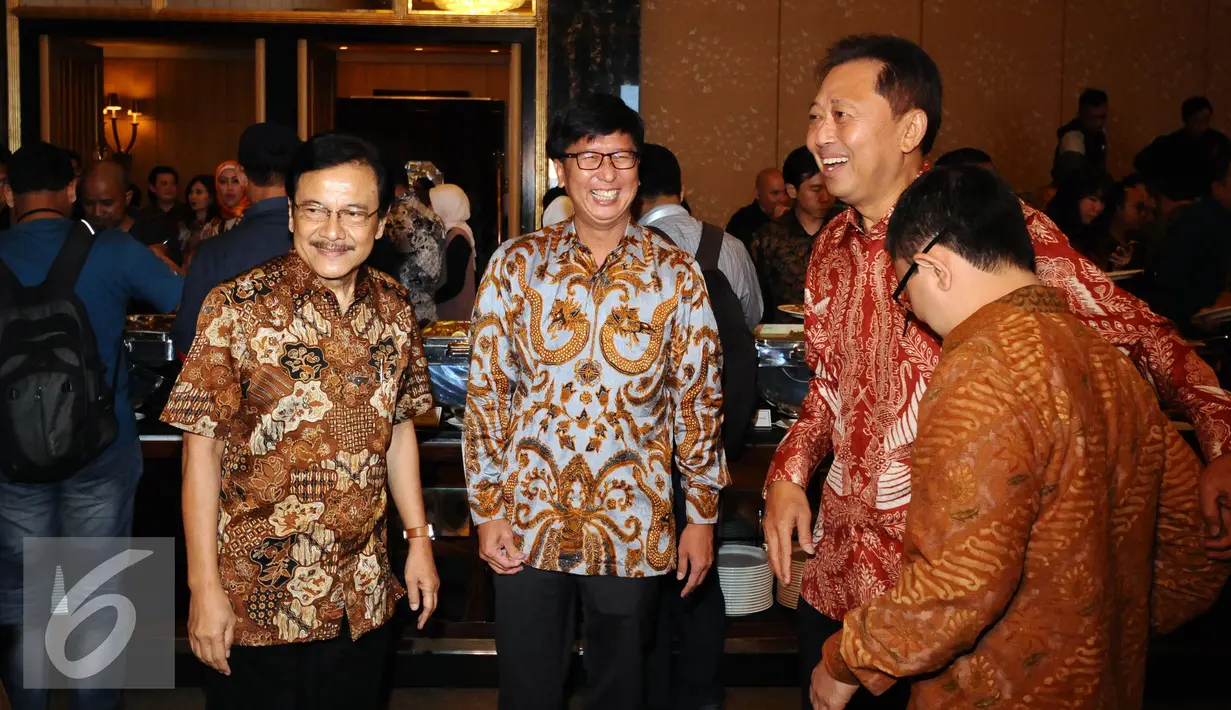 VP Director Emtek Group, Sutanto Hartono (kedua kiri) berbincang dengan CEO&Founder Dwi Sapta Group, Adji Watono jelang peresmian bergabungnya Dwi Sapta Group dengan Dentsu Aegis Network di Jakarta, Rabu (25/1). (Liputan6.com/Helmi Fithriansyah)
